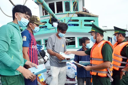 Bộ đội Biên phòng khu vực TP Phú Quốc (Kiên Giang) lên các tàu cá ngư dân tuyên truyền về phòng, chống dịch Covid-19.