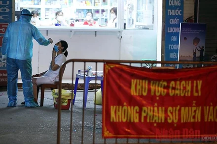 Lấy mẫu xét nghiệm khu vực có ca mắc Covid-19. (Ảnh: DUY LINH)