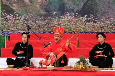 Tiết mục then “mời trầu, cau thổ công” do các nghệ nhân hát then, đàn tính Hà Giang biểu diễn tại Liên hoan năm 2018. (Ảnh: KHÁNH TOÀN)