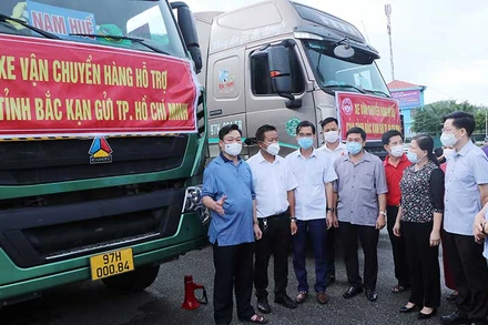 Bí thư Tỉnh ủy Bắc Kạn Hoàng Duy Chinh (ngoài cùng bên trái) quán triệt, chỉ đạo lực lượng chức năng thực hiện công tác bốc xếp, vận chuyển hàng hóa. 