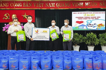 Chủ tịch Hội Doanh nhân trẻ Việt Nam Đặng Hồng Anh (thứ 2 từ trái sang trong ảnh) trao 1.000 “Túi thuốc cứu người” tặng Quận ủy quận 3 (TP Hồ Chí Minh).