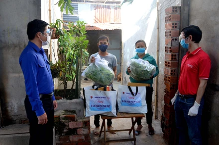 Đại diện Tỉnh đoàn Bình Thuận cùng nhà tài trợ trao quà cho các gia đình ở phường Đức Nghĩa, TP Phan Thiết gặp khó khăn, bị mất việc làm do ảnh hưởng bởi dịch Covid-19. 
