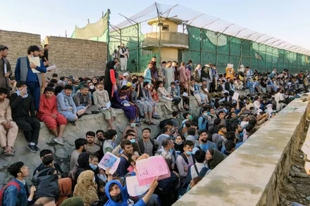 Đám đông chờ bên ngoài sân bay Kabul, ngày 25/8. (Ảnh: Reuters)