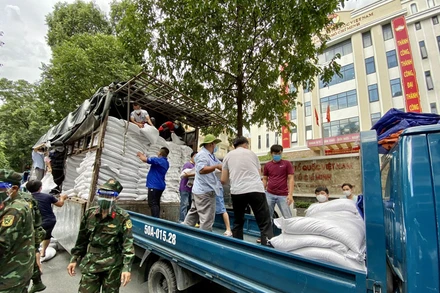 FPT phối hợp Quỹ Hy vọng nhanh chóng triển khai chương trình túi gạo nghĩa tình.