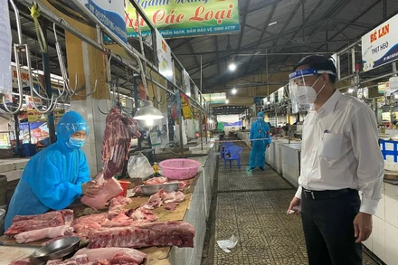 Chủ tịch UBND TP Đà Nẵng Lê Trung Chinh kiểm tra các quầy hàng tại chợ Hoà An sáng nay, 27/8.