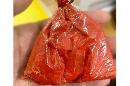 Hình ảnh gói bột tạo màu món sốt vang.