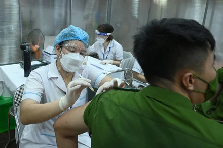 Bộ Y tế cho rằng, Bình Dương cần tiêm cho lực lượng tuyến đầu. (Ảnh minh họa: DUY LINH)