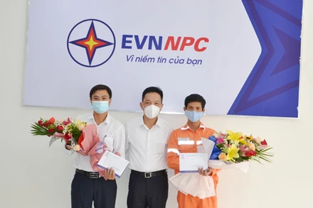 Khen thưởng 2 nhân viện Điện lực Sa Pa đã nhanh trí, dũng cảm cứu 2 cháu bé trong vụ cháy.