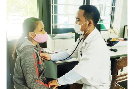 Bác sĩ Hồ Trung Ương thăm, khám bệnh cho người dân.