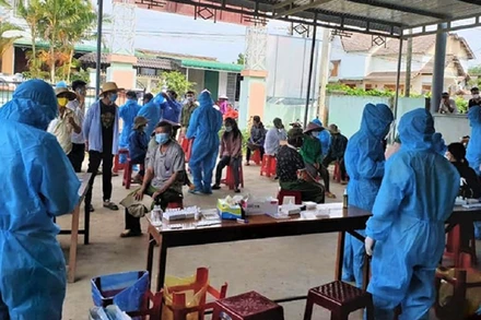 Test nhanh kháng nguyên cho hàng nghìn người dân ở xã Vụ Bổn.