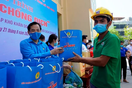 Vận động chủ nhà trọ giảm giá thuê nhà cho công nhân