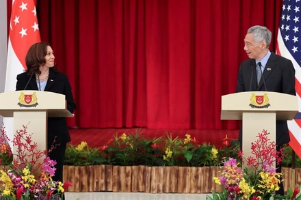 Thủ tướng Singapore Lý Hiển Long và Phó Tổng thống Mỹ Kamala Harris trong cuộc họp báo chung ngày 23/8. (Ảnh: Reuters)