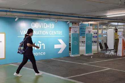 Một trung tâm tiêm chủng vaccine của Thái Lan ở Thủ đô Bangkok. (Ảnh: NAM ĐÔNG) 