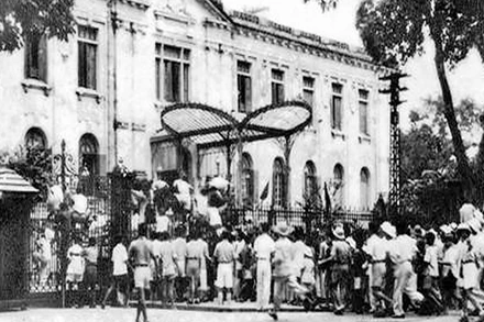 Ngày 19/8/1945, sau cuộc mít-tinh tại Quảng trường Nhà hát Lớn, quần chúng nhân dân Thủ đô đã đánh chiếm Bắc Bộ phủ, cơ quan đầu não của chính quyền tay sai Pháp ở Bắc Bộ. Ảnh tư liệu
