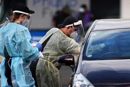 Nhân viên y tế lấy mẫu xét nghiệm Covid-19 cho người dân tại thành phố Auckland, New Zealand. (Ảnh: Reuters)