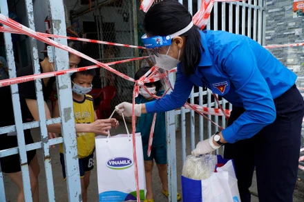 Những món quà thiết thực đã được Thành đoàn TP Hồ Chí Minh và Vinamilk gửi đến bà con tại Quận Bình Tân trong những ngày giữa tháng 8.
