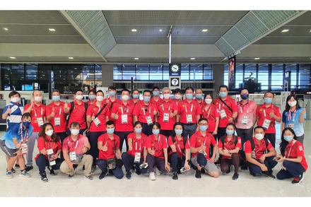 Đoàn thể thao Việt Nam chụp ảnh lưu niệm trước giờ làm thủ tục. (Ảnh: THU SÂM)