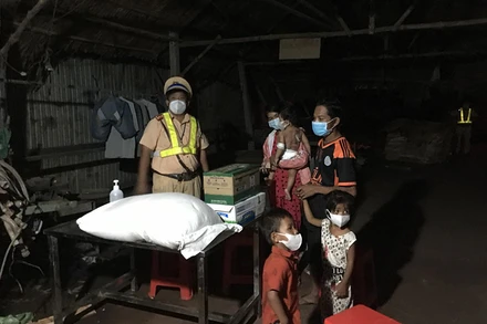 Cảnh sát giao thông hỗ trợ cháu bé bị bỏng nặng đi cấp cứu sau đó tặng nhu yếu phẩm và tiền mặt để hỗ trợ gia đình cháu bé vượt qua khó khăn trong lúc dịch bệnh.