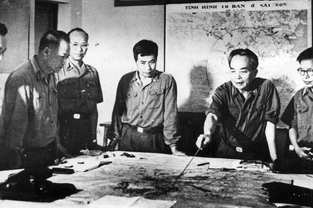 Đại tướng Võ Nguyên Giáp cùng Tổ trung tâm theo dõi chiến trường vào tháng 4-1975.