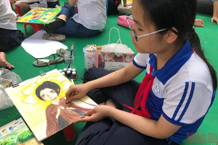 Trẻ em trong một cuộc thi vẽ tranh.