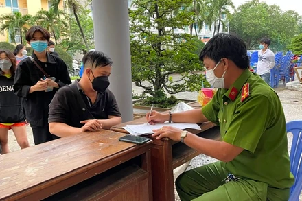 Cán bộ Công an làm thủ tục nhận phòng cho người dân tại Nhà nghỉ Công đoàn Thanh Đa (quận Bình Thạnh).