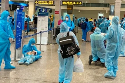 Người dân Quảng Nam làm thủ tục tại sân bay Tân Sơn Nhất trước khi lên máy bay.