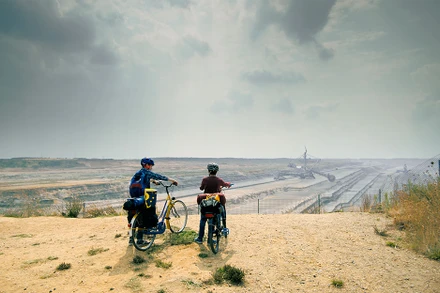 Cảnh phim “Đường xa vạn dặm”(Ảnh: Viện Goethe Hà Nội).