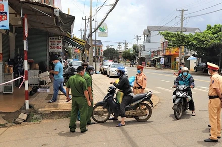 Phong tỏa một khu vực trên địa bàn phường Lộc Sơn, TP Bảo Lộc để triển khai các biện pháp phòng, chống dịch.