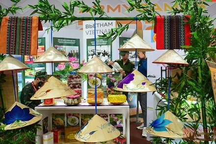 Phía ngoài gian triển lãm của Quân đội nhân dân Việt Nam tại Nhà Hữu nghị ở thao trường Alabino, Liên bang Nga. Ảnh: TRỊNH DŨNG