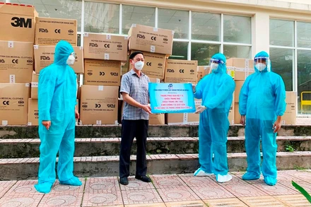 Đại diện Công đoàn EVNHCMC trao tặng trang thiết bị y tế cho bệnh viện điều trị Covid-19 số 12.