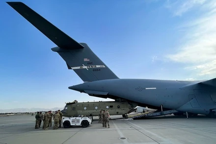 Binh sĩ và thiết bị của Mỹ tại sân bay quốc tế Hamid Karzai, ở Kabul, ngày 28/8. (Ảnh: Bộ Chỉ huy Trung tâm Mỹ/Reuters)