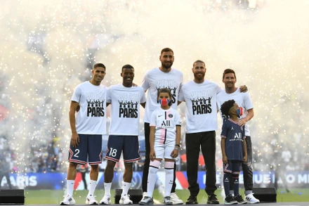 Messi cùng với bốn tân binh khác của PSG ra mắt người hâm mộ trên sân Parc des Princes. (Ảnh: Getty Images)