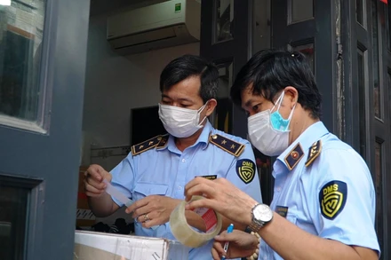 Lực lượng Quản lý thị trường kiểm tra lô hàng thuốc tân dược nhập lậu.