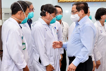 Thủ tướng Phạm Minh Chính động viên đội ngũ thầy thuốc của Bệnh viện Chợ Rẫy ngày 13/5/2021. (Ảnh: VGP)