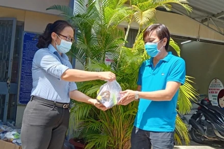 Mặt trận Tổ quốc quận Bình Thạnh trao nhu yếu phẩm hỗ trợ cho 1 hộ dân khó khăn trên địa bàn quận.