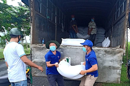 Huyện Thới Bình (tỉnh Cà Mau) tiếp nhận 69,21 tấn/985 tấn gạo từ nguồn hỗ trợ của Trung ương.