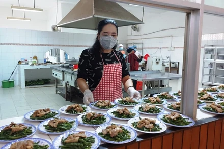 Bữa ăn trưa “3 tại chỗ” của Nhà máy Thủy điện Trị An ( Đồng Nai).