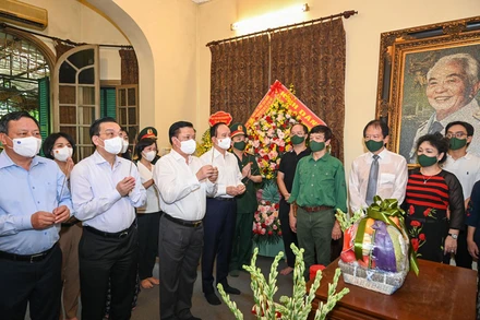 Đoàn đại biểu Thành ủy, HĐND, UBND, Ủy ban Mặt trận Tổ quốc Việt Nam TP Hà Nội dâng hưởng tưởng niệm Đại tướng Võ Nguyên Giáp. (Ảnh: DUY LINH)