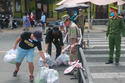 Toàn bộ phường phong tỏa cứng, nhu yếu phẩm được giao tại chốt chặn vào phường.