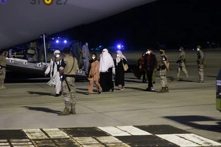 Công dân Tây Ban Nha và Afghanistan được sơ tán từ Kabul tới căn cứ không quân Torrejon, gần thủ đô Madrid, Tây Ban Nha, ngày 19/8. (Ảnh: Reuters)