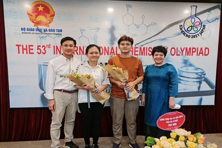 Hai học sinh Nguyễn Lê Thảo Anh, Nguyễn Duy Anh, cùng thầy cô Trường THPT chuyên Hà Nội - Amsterdam