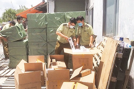 Lực lượng chức năng xử lý một vụ vi phạm.