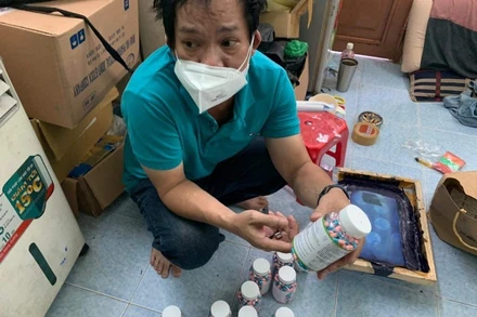Một đối tượng trong đường dây sản xuất, buôn bán tân dược, thuốc điều trị Covid-19 giả bị cơ quan chức năng phát hiện, bắt giữ. (Ảnh: PC03 cung cấp).