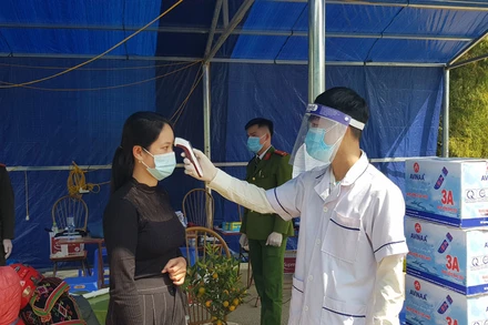 Lực lượng chức năng tại chốt kiểm soát Pha Đin (huyện Tuần Giáo, tỉnh Điện Biên) kiểm tra thân nhiệt người vào địa bàn.