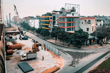 Công trình xây dựng cầu Vĩnh Tuy giai đoạn hai. (Ảnh: ĐÔNG BẮC)