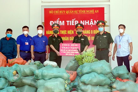 Đoàn công tác Sư đoàn 324 bàn giao quà hỗ trợ lãnh đạo chính quyền phường Hồng Sơn, TP Vinh.