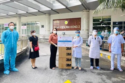 Đại diện Bộ Kế hoạch và Đầu tư trao tặng khẩu trang y tế cho cán bộ y tế tuyến đầu tại TP Hồ Chí Minh. (Ảnh: Bộ Kế hoạch và Đầu tư)