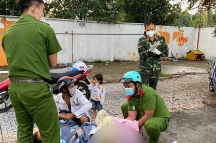 Hình ảnh các cán bộ, chiến sĩ Công an nhân dân giúp thai phụ sinh em bé thành công ngay trên vỉa hè. (Ảnh: CTV).