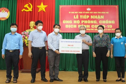 Lãnh đạo tỉnh Đồng Nai tiếp nhận hỗ trợ của doanh nghiệp.