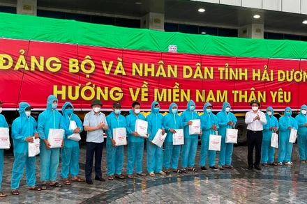 Lãnh đạo tỉnh Hải Dương động viên đoàn công tác vận chuyển lương thực vào miền nam.